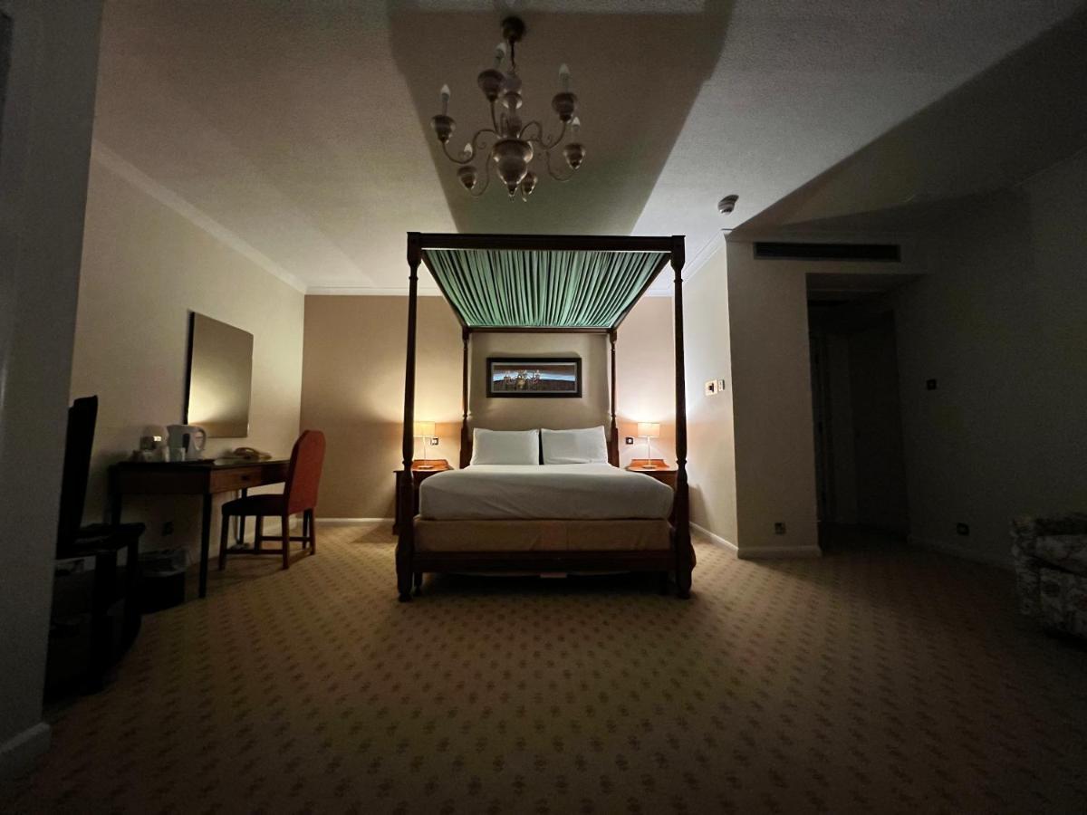 Brook Mollington Banastre & Hotel