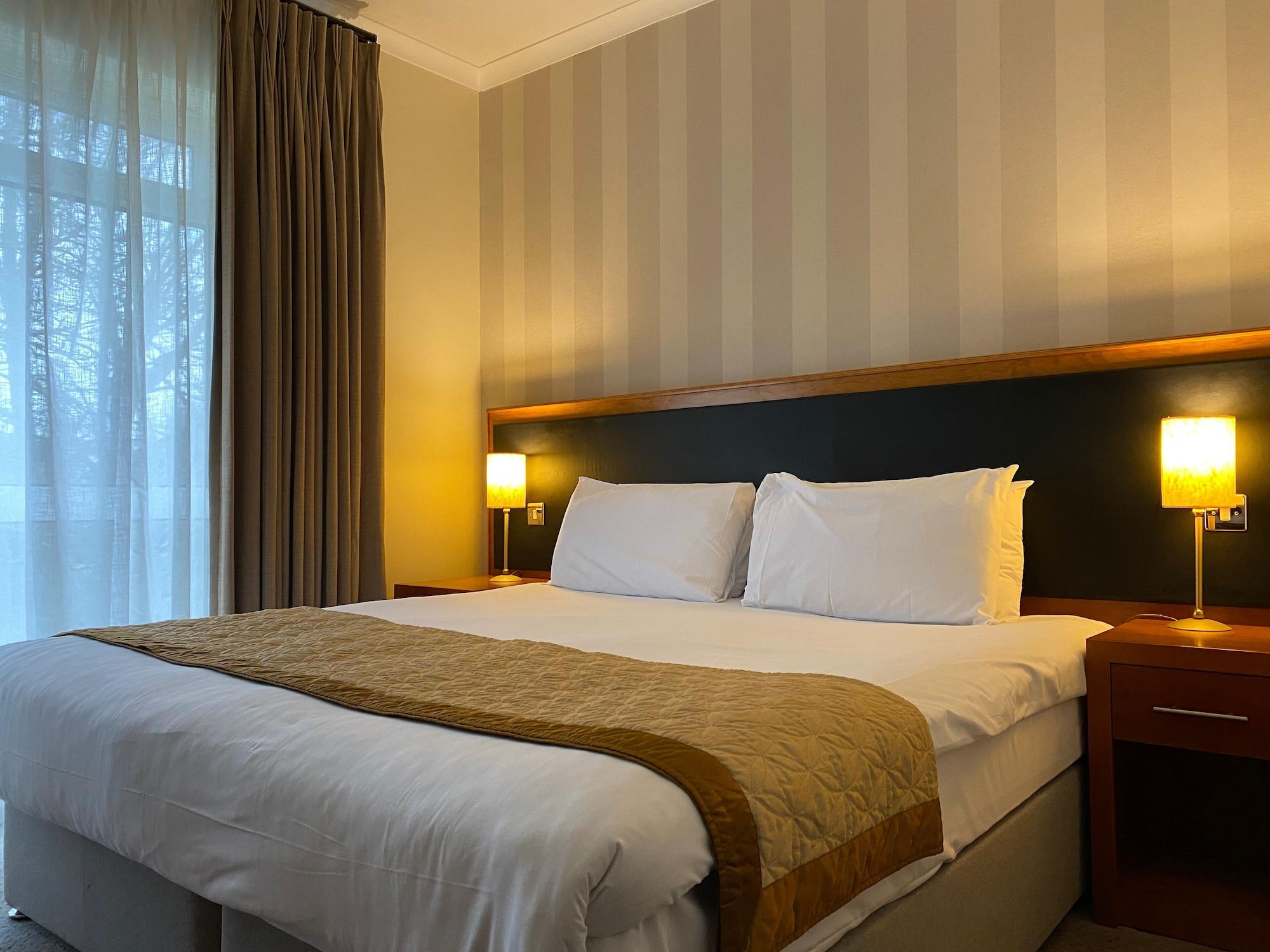 Brook Mollington Banastre & Hotel